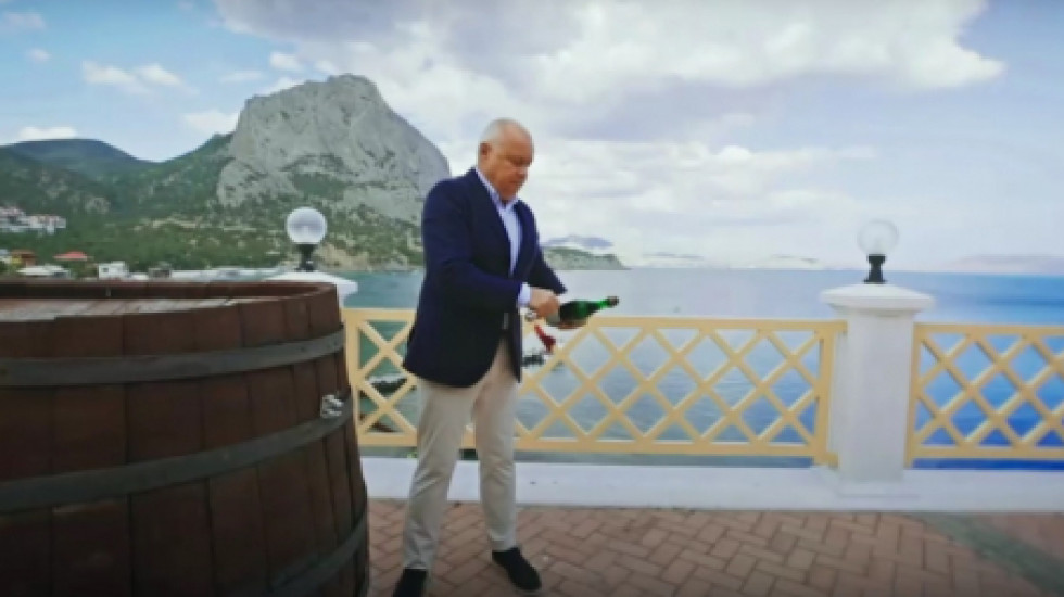 Киселев предлагает вернуть рекламу вина на ТВ