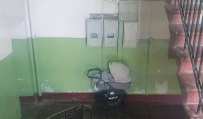 Петербурженку ждет суд за оставленную малышку в коляске на лестнице