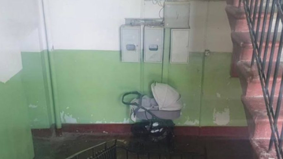 Петербурженку ждет суд за оставленную малышку в коляске на лестнице