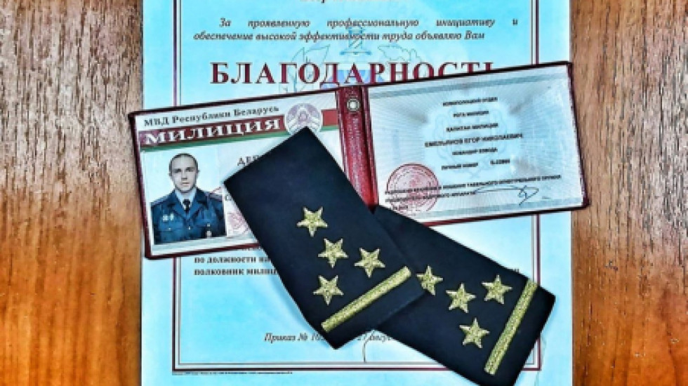 Не желающий бить демонстрантов офицер снял погоны