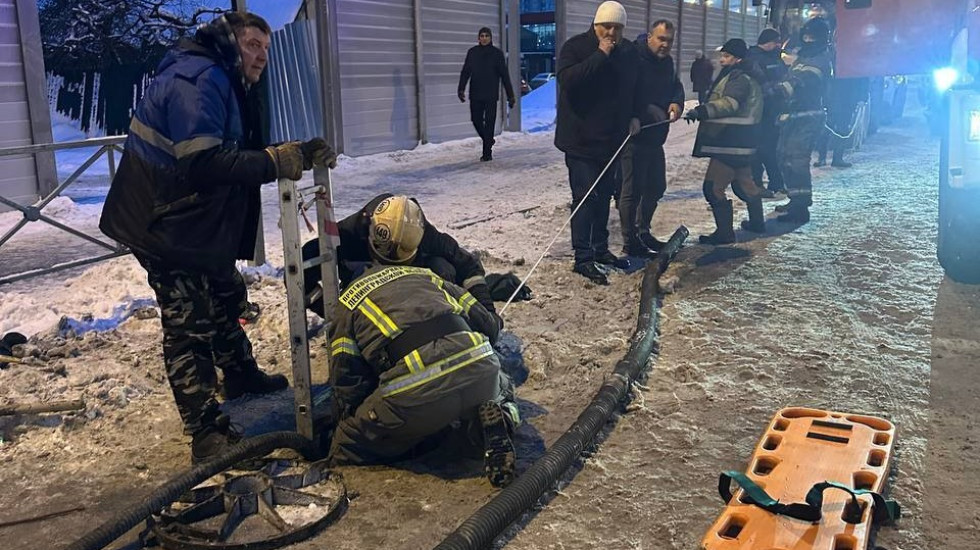 В поселке Янино рабочий провалился в люк