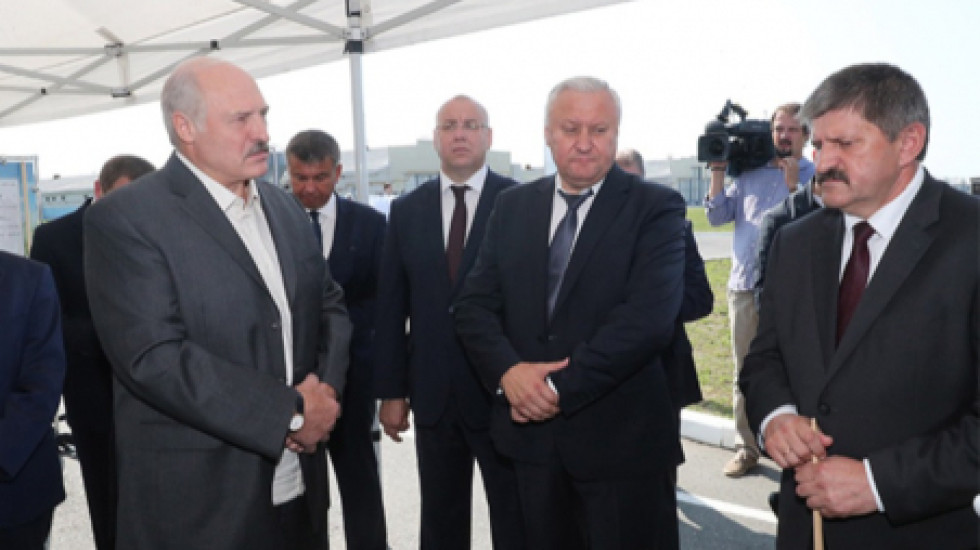 Лукашенко пригрозил правительству Беларуси тюрьмой за гибель скота