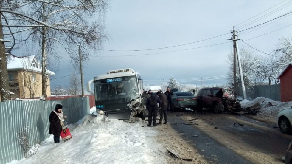 Три человека пострадали в лобовом ДТП с автобусом в Гостилицах