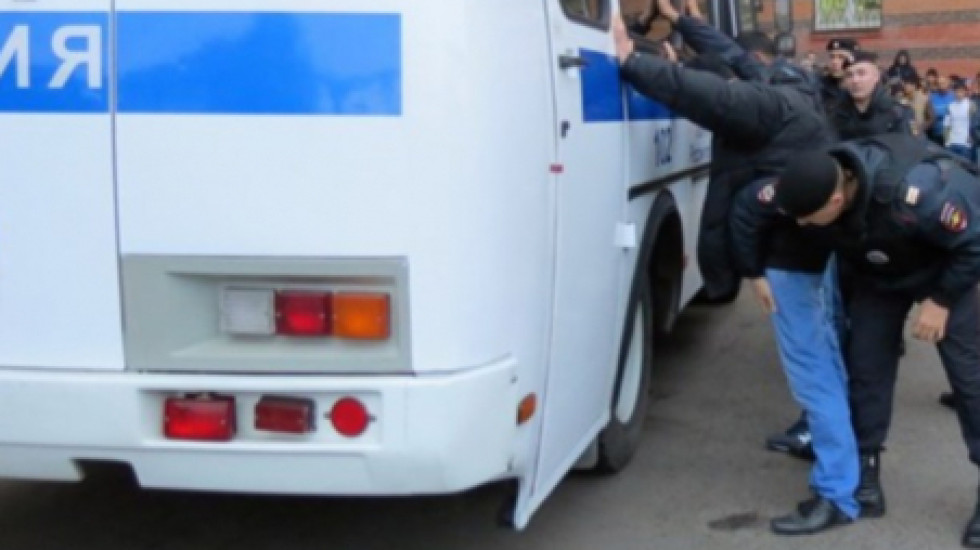 Полиция Арбата в поисках взрывчатки увезла молодого либертарианца