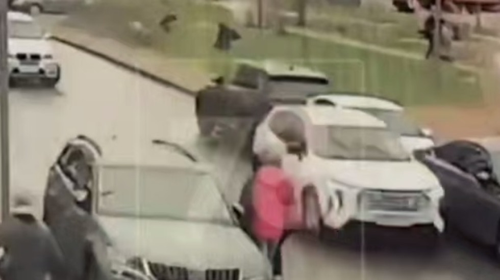 Петербуржец на арендном авто скрылся с места ДТП