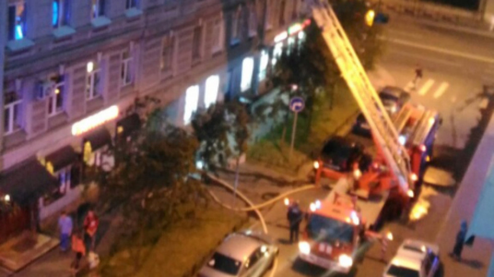 Пожарные тушат дом напротив сада «Олимпия» в центре Петербурга