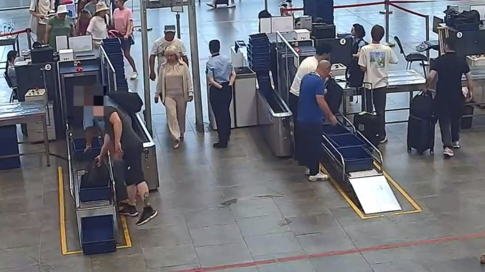 На досмотре в Пулково у пассажирки украли золотые часы