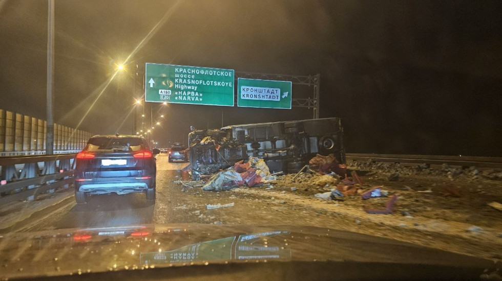 На дамбе Петербурга перевернулся грузовик