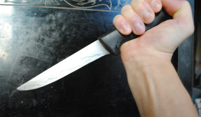 У Светлановской площади петербурженок грабили под угрозой ножа