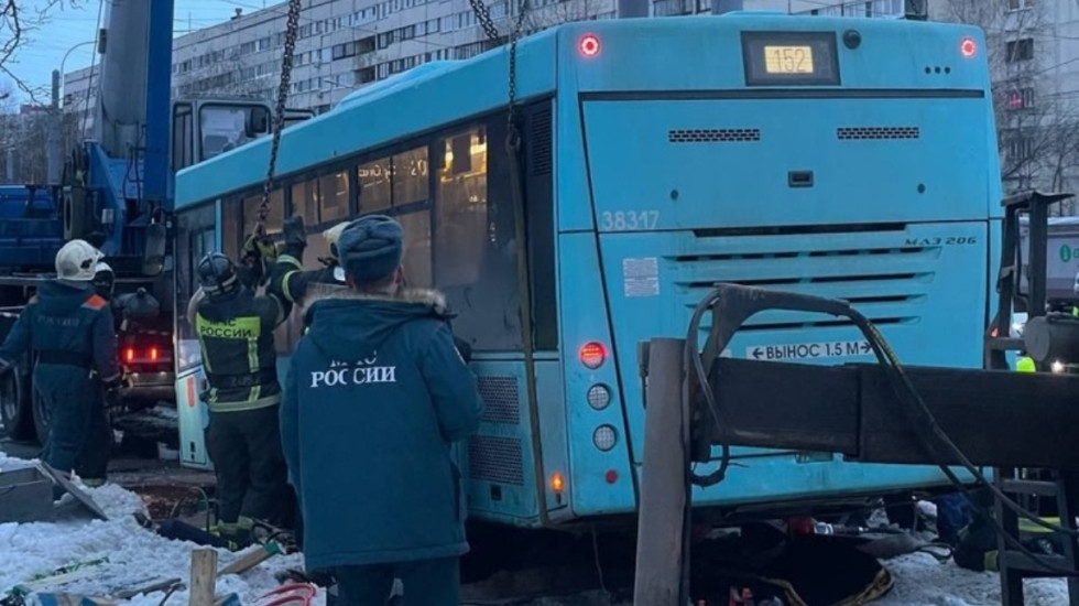 В Петербурге у «Приморской» автобус сбил людей на тротуаре