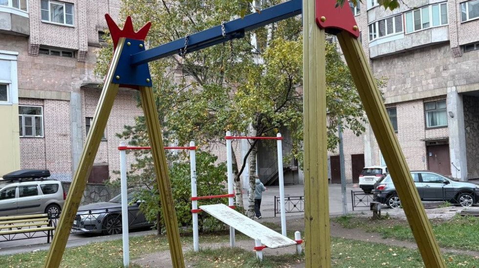 Ребенок упал с качели на площадке в округе «Гавань»