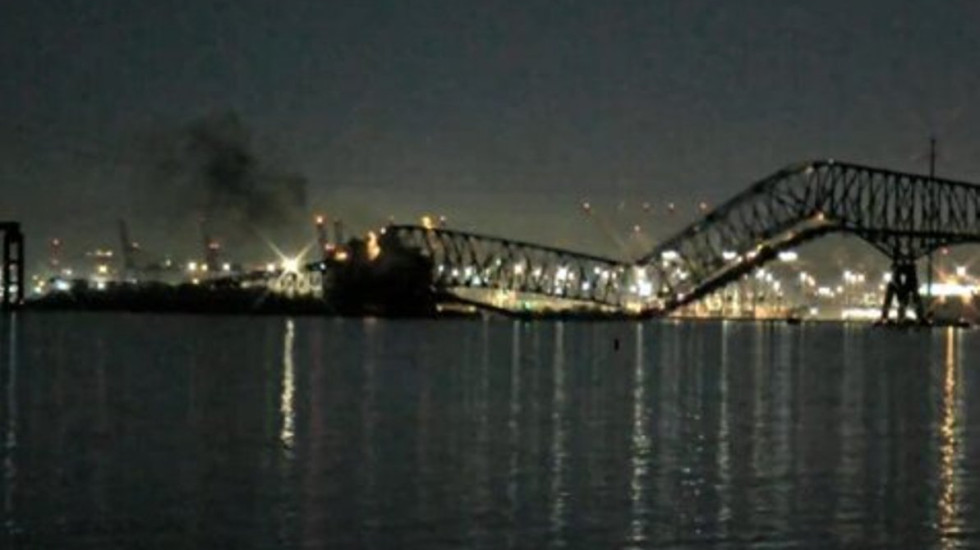 Корабль обвалил мост на реке в США