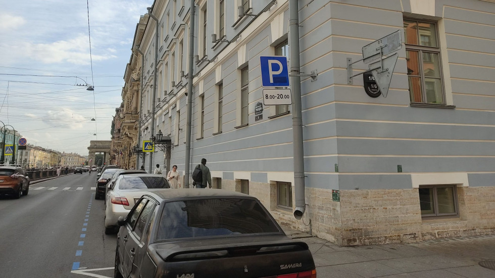 Петербурженка прятала номера от патрулей парковки и попалась ГАИ