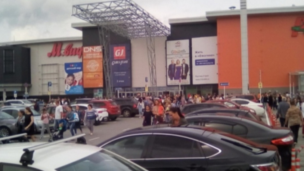 Жители Тюмени попали под обстрел в торговом центре