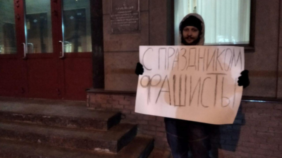 Полиция задержала нижегородца на поздравительном пикете у здания ФСБ