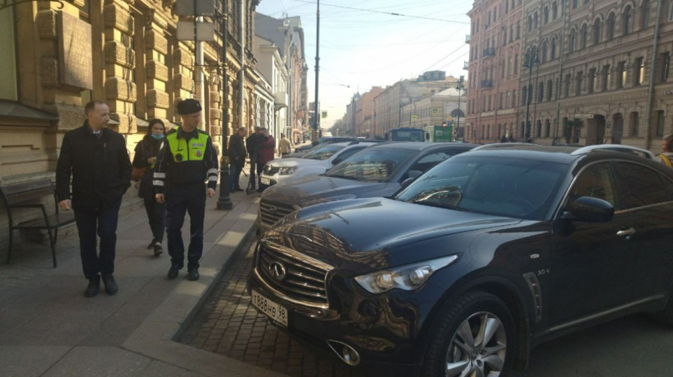 С платной парковки Петербурга увозят машины на штрафстоянку