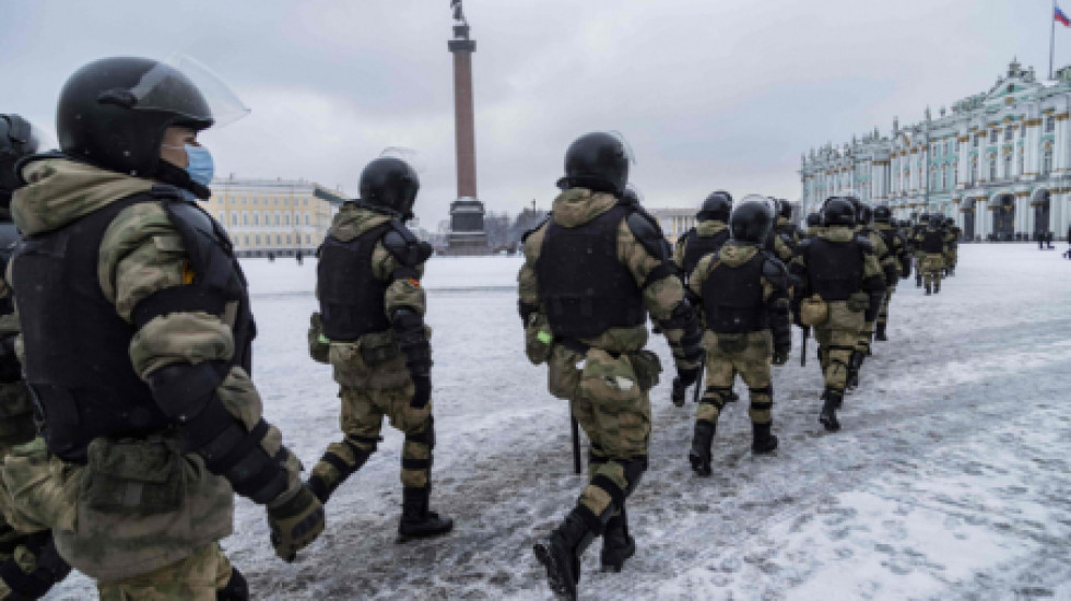 Росгвардия вокруг Зимнего дворца: фоторепортаж