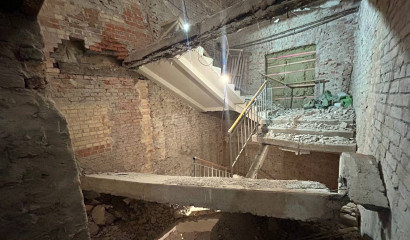 Придавленный плитой мигрант в Мюзик-холле был нанят без договора