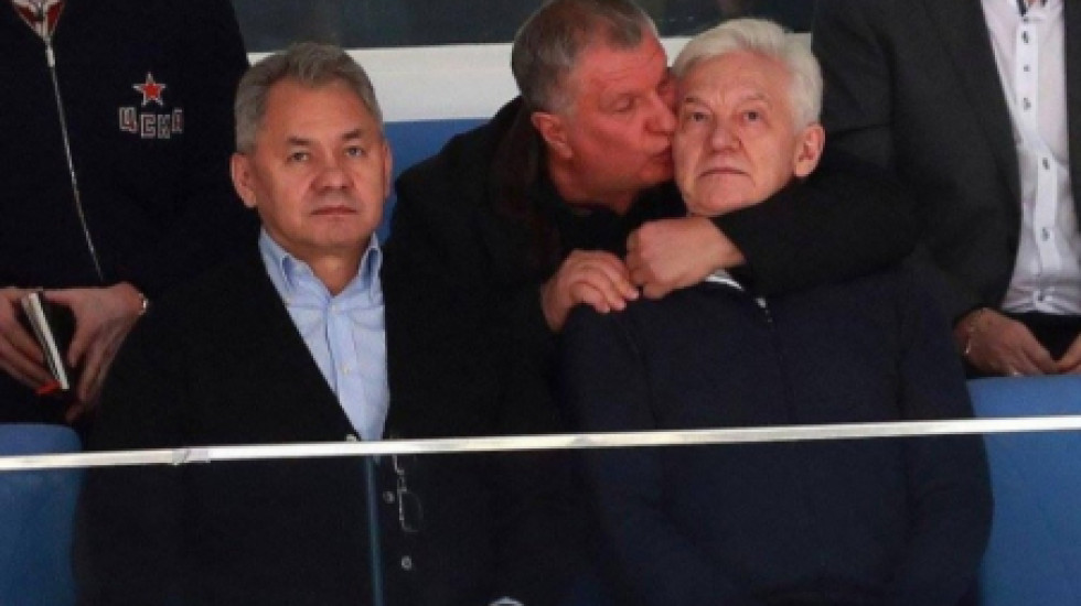 Сечин на хоккее поцеловал Шойгу и Тимченко, попав в «камеру поцелуев»