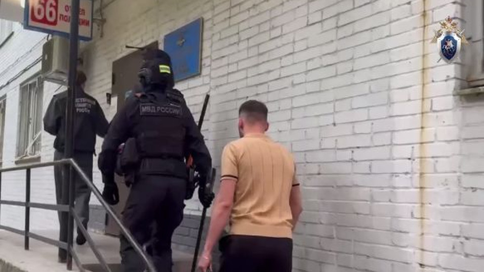 Полицейским из Петербурга вменяют взятки за сведения об иностранцах
