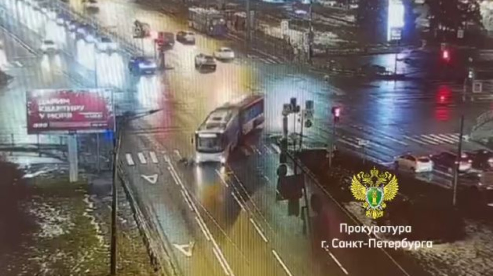 Автобус насмерть сбил пешехода на Типанова: видео