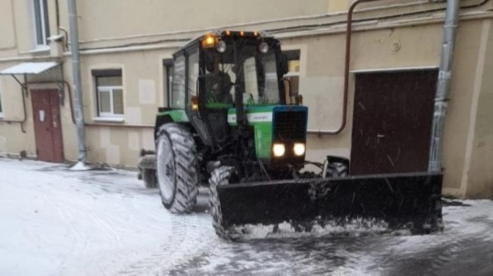 Дорожки в Петербурге посыпают противогололедным средством