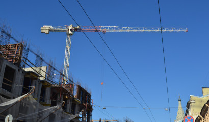 На стройках у «Лесной» и в Стрельне разбились рабочие