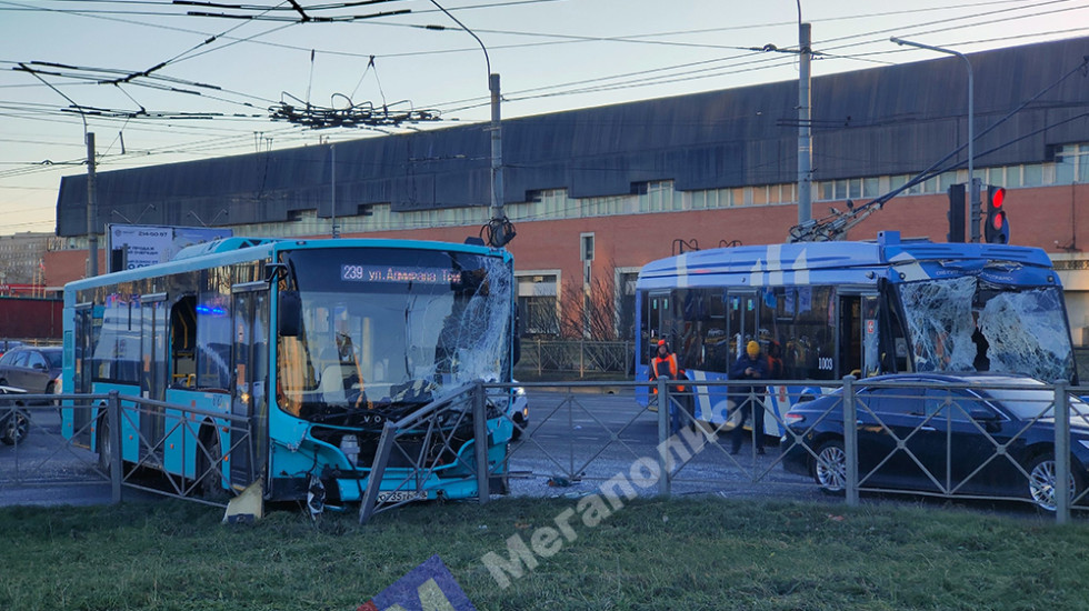 В Петербурге столкнулись лазурный автобус и троллейбус