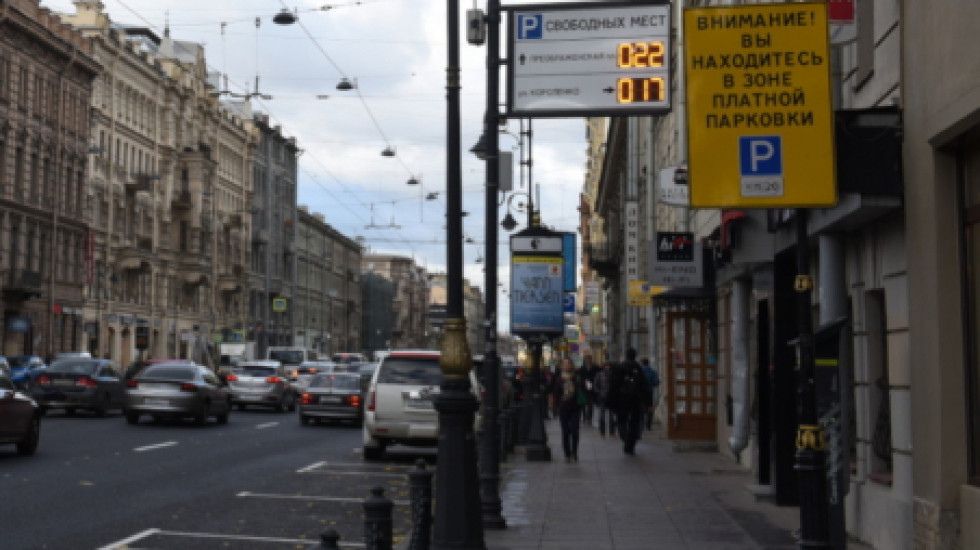 Платная парковка подступает к линиям Васильевского острова
