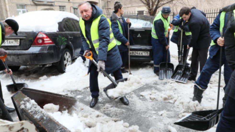 Лопата зашла хорошо: ВЦИОМ объяснил популярность Беглова у петербуржцев успехами в уборке снега
