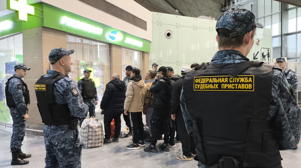 Приставы Петербурга проводили на вылет из России почти 6500 мигрантов