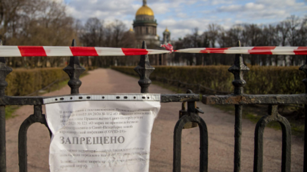 Смольный закрывает на Новый год рестораны и театры