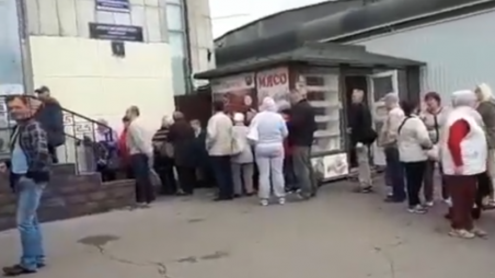 Продавшие свой голос василеостровцы  явились за деньгами: видео