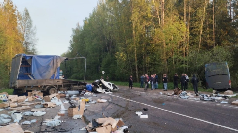 Под Кингисеппом «Шкода» столкнула встречную «Газель» с автобусом