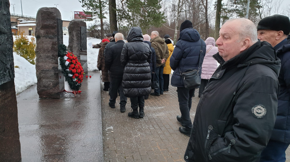 Цветы к монументу «Дорога Мужества»