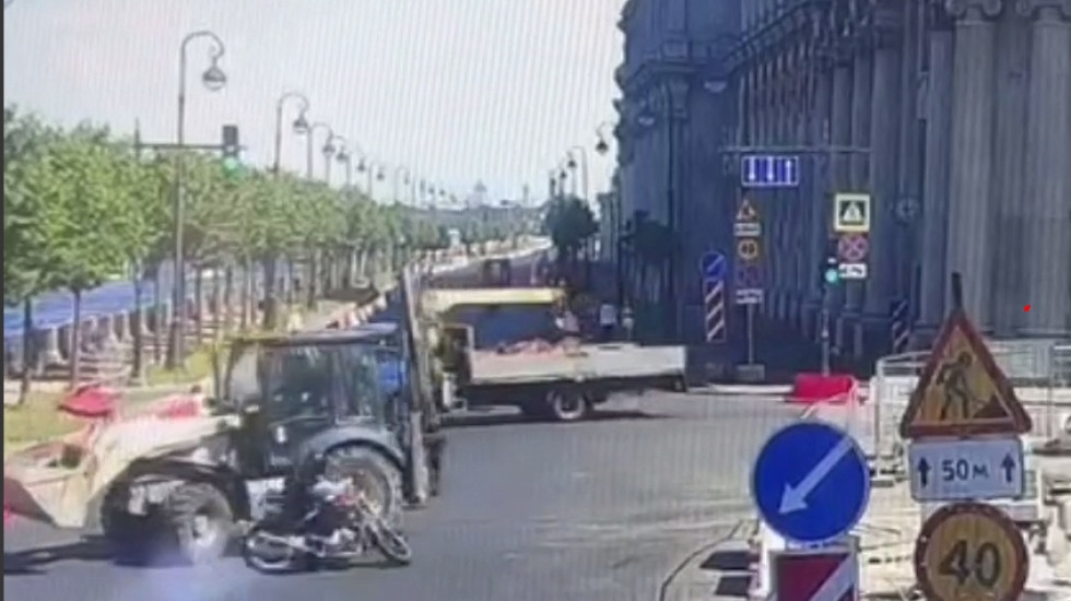 На набережной Макарова мотоциклист не смог увернуться от трактора