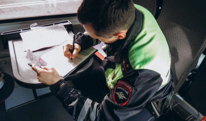 Водитель в Шушарах сунул взятку в сборник правил и сел на год