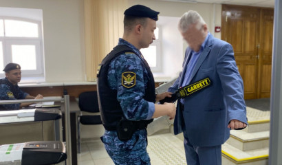 Посетителя с тростью-кинжалом не впустили в Красносельский райсуд