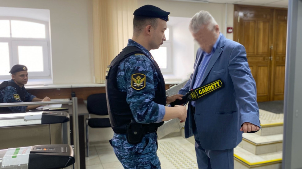 Посетителя с тростью-кинжалом не впустили в Красносельский райсуд