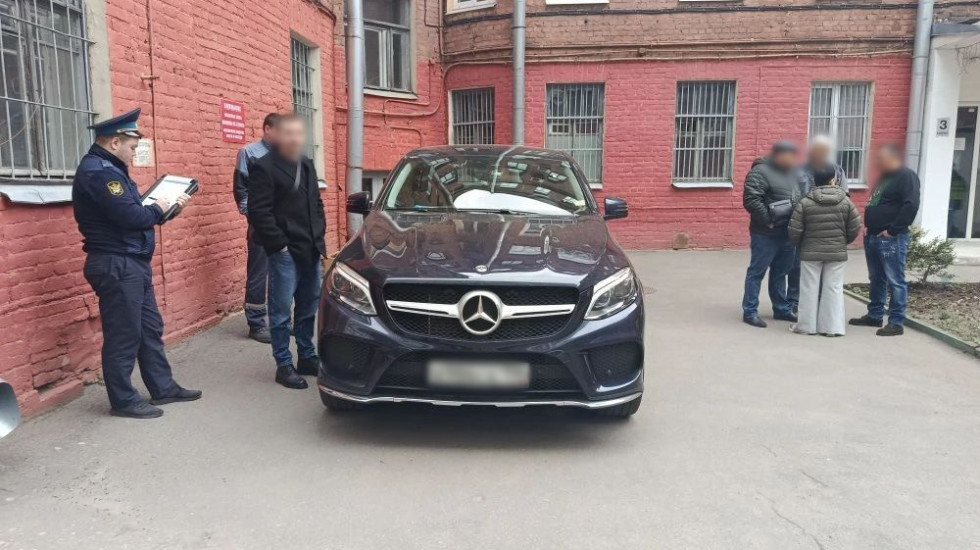 «Мерседес» петербургской организации уйдет с торгов за долг по ЖКХ