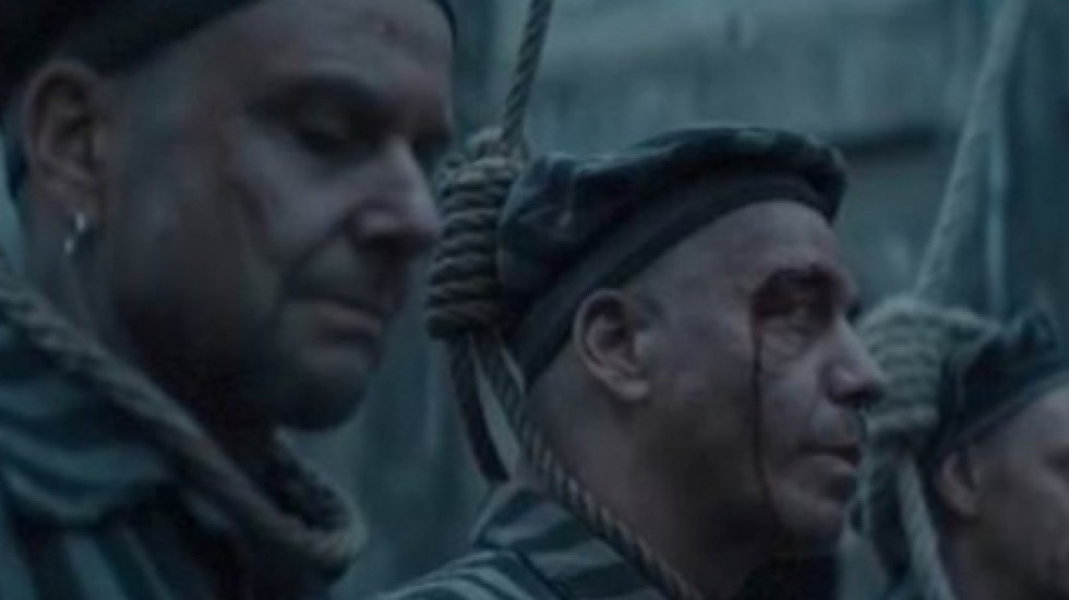 Rammstein обвинили в оскорблении памяти жертв Холокоста из-за нового клипа