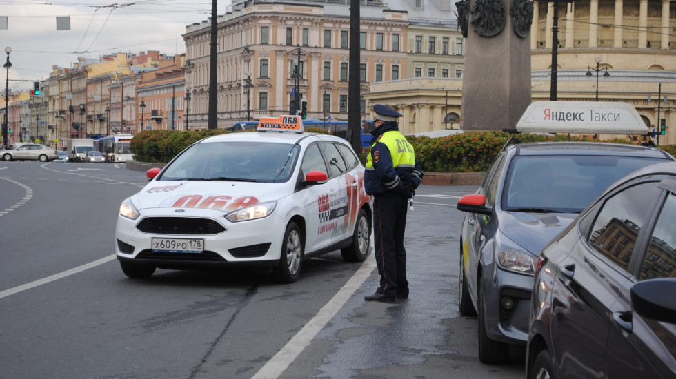 В Ленобласти откликнулись на петербургский запрет мигрантов в такси
