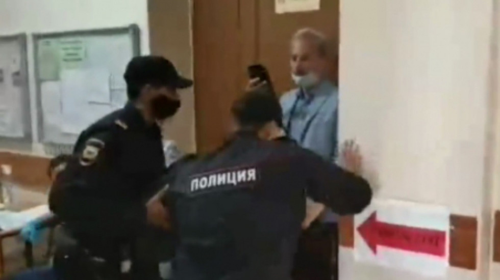 На петербургском избирательном участке полицейский напал на журналиста