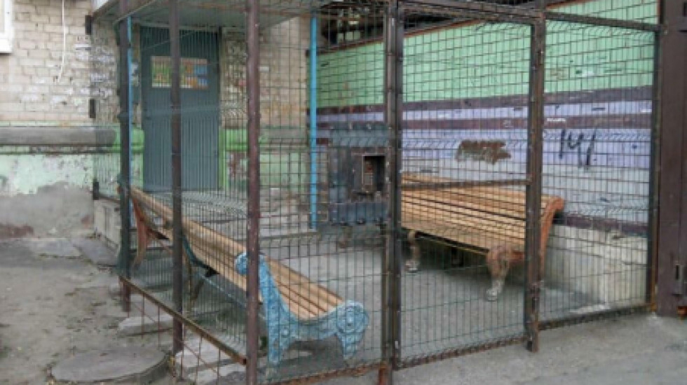 Россияне обустроили свое жилье в виде клетки