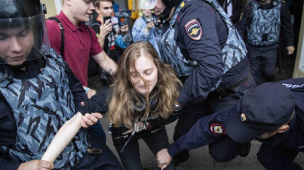 Замначальника полиции Петербурга написал заявление на девушку, которая сказала, что у него «нет совести»