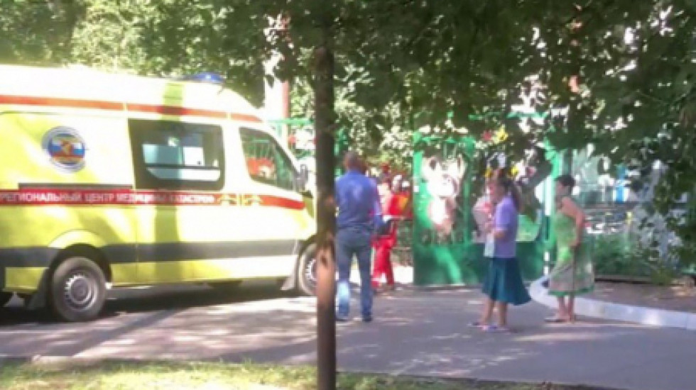Умерла девочка после падения дерева на детскую площадку в Краснодаре