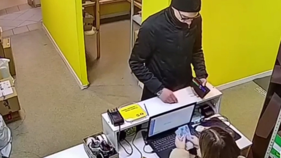 Петербуржца ждет суд за покупку билетами банка приколов