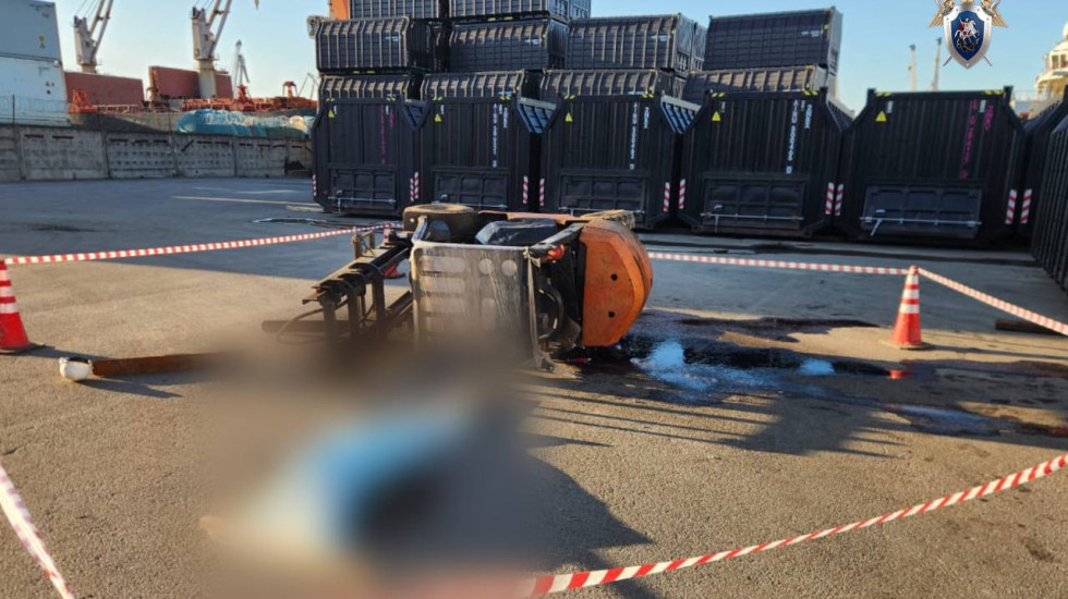 В Кировском районе погрузчик задавил своего водителя