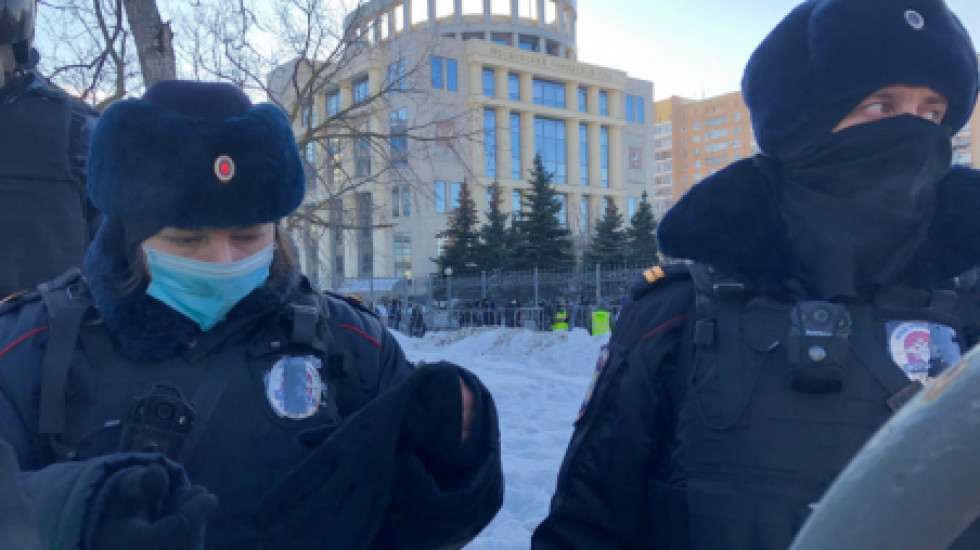Полицейские прячут номера жетонов
