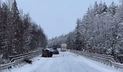 Обгон на мосту трассы А-114 через Тихвинку привел к тройной аварии